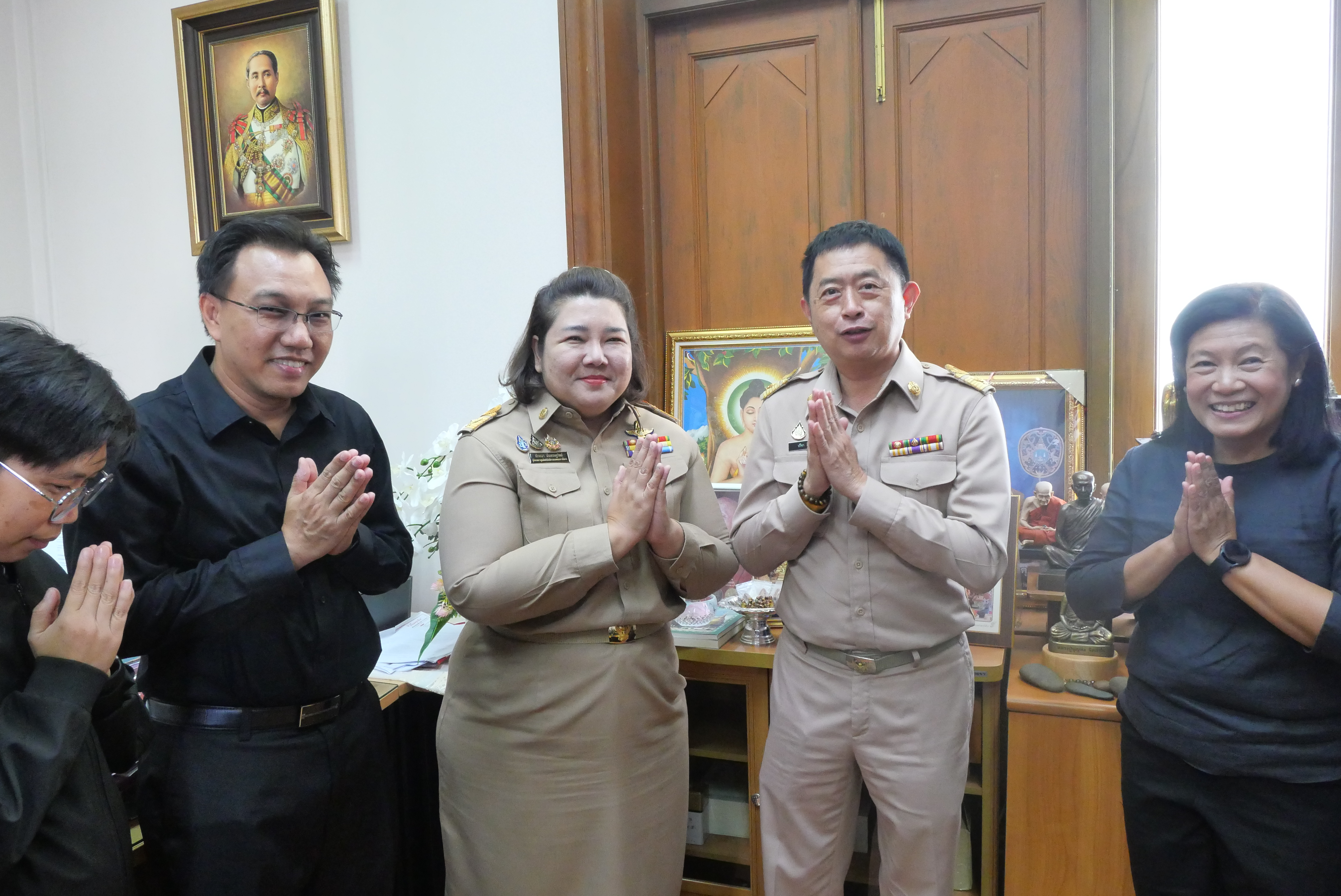 title - ส.ป.ก. ร่วมกัน สวัสดีปีใหม่ ผู้บริหารสำนักงานการปฏิรูปที่ดินเพื่อเกษตรกรรม พร้อมรับพรต้อนรับปีใหม่ 2569